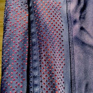 SOLD:Lululemon women’s navy blue 19” leggings